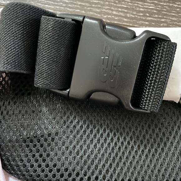 NWT NEW BALANCE Fannypack/belt bag - Picture 3 of 6